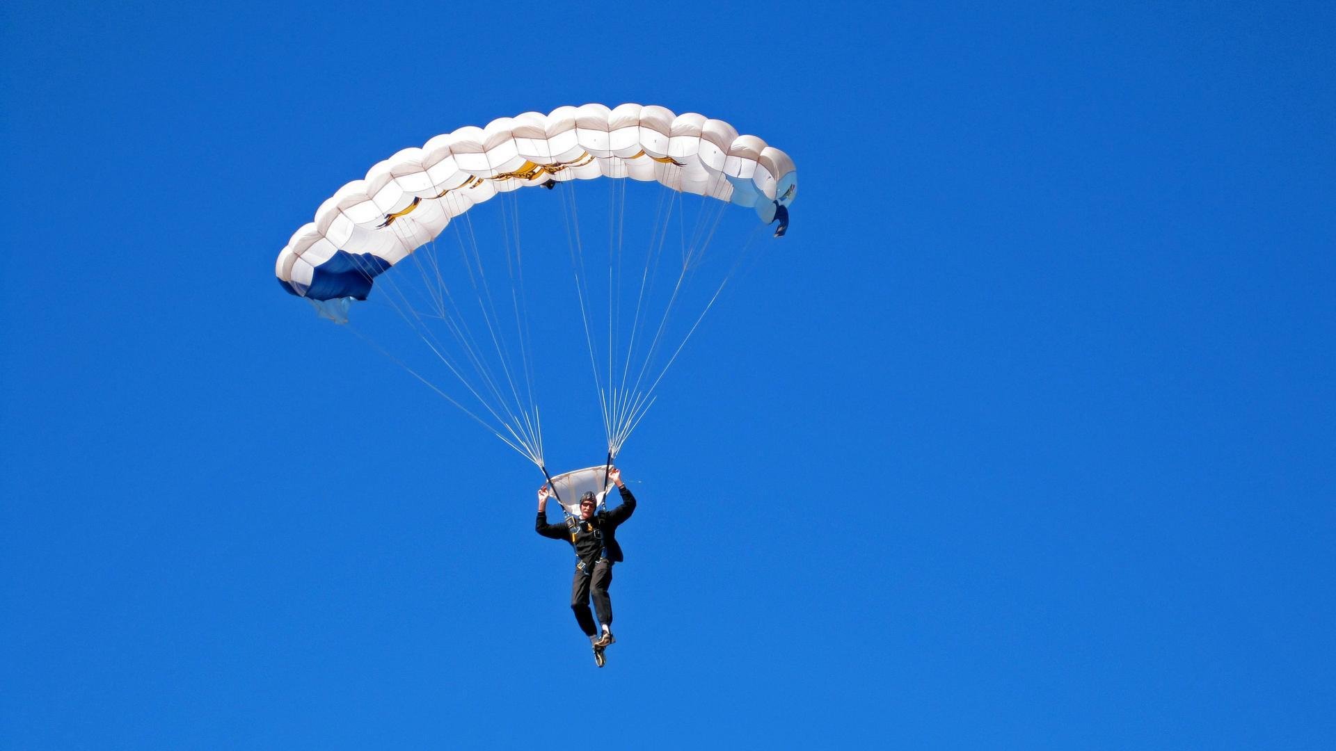 爱游戏在线-锡安一球定乾坤,F1引擎轰鸣中的人性共振